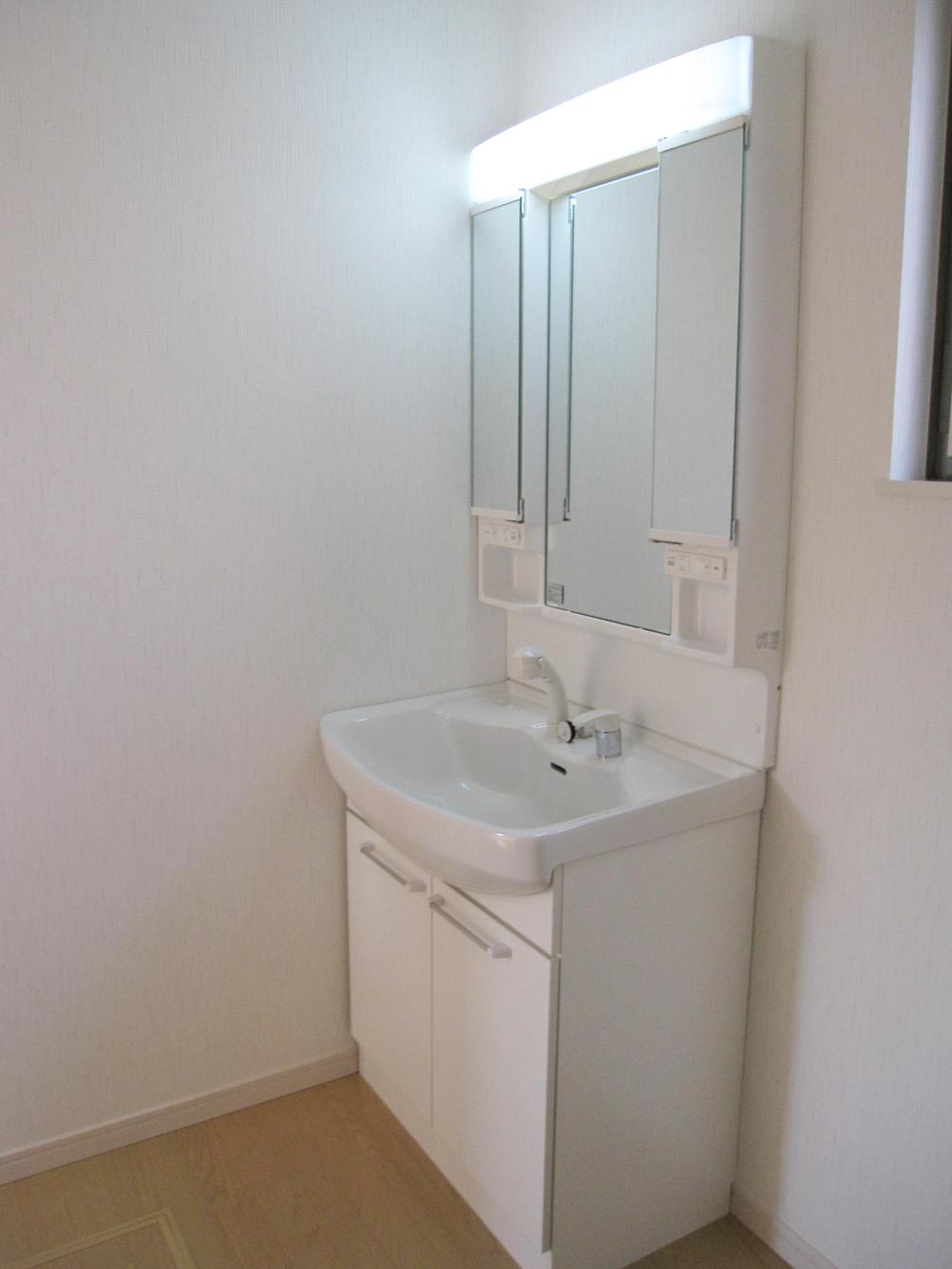 Wash basin, toilet. Anti-fog function washbasin of big success triple mirror and after bathing