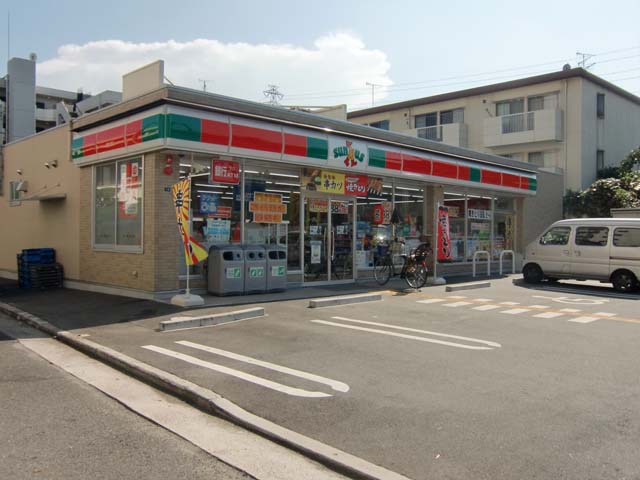 Convenience store. 319m until Thanksgiving Yao Minamikozakaai the town store (convenience store)
