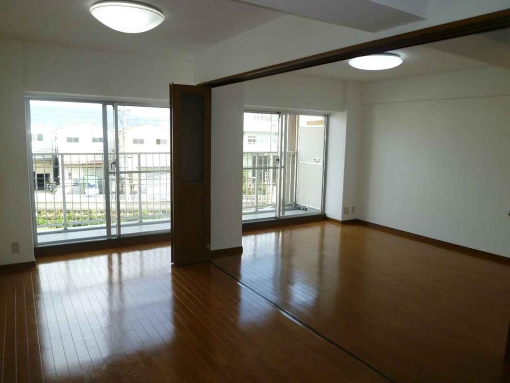 Living.  ☆ Bright living room