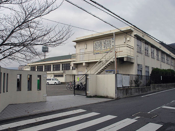 Primary school. South Takayasu until the elementary school (elementary school) 390m