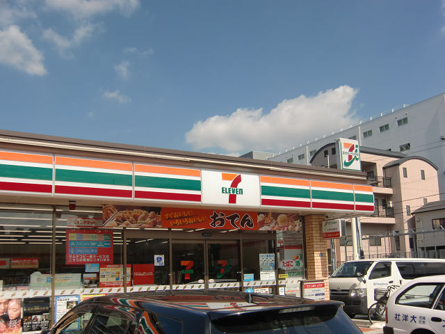 Convenience store. Seven-Eleven Yao Minamihon-cho 1-chome to (convenience store) 545m