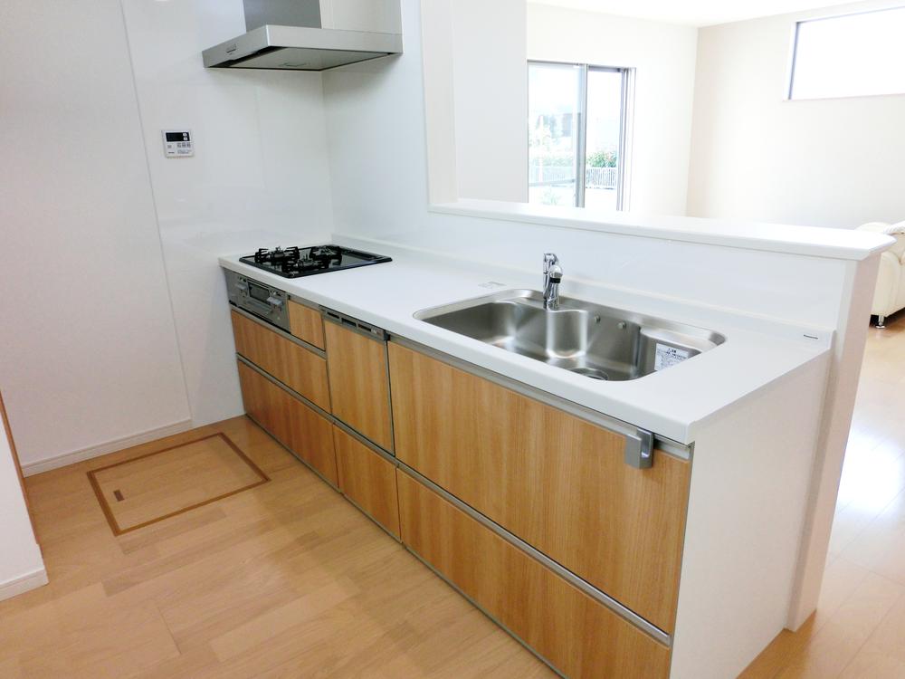 Kitchen. This is a system kitchen of Panasonic Electric Works.  [Underfloor Storage] And "Pantry] By the urging, Kitchen around always neat.