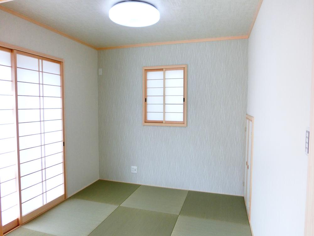 Non-living room. Japanese-style room that gives the atmosphere of calm accents and a half tatami mat of the wall