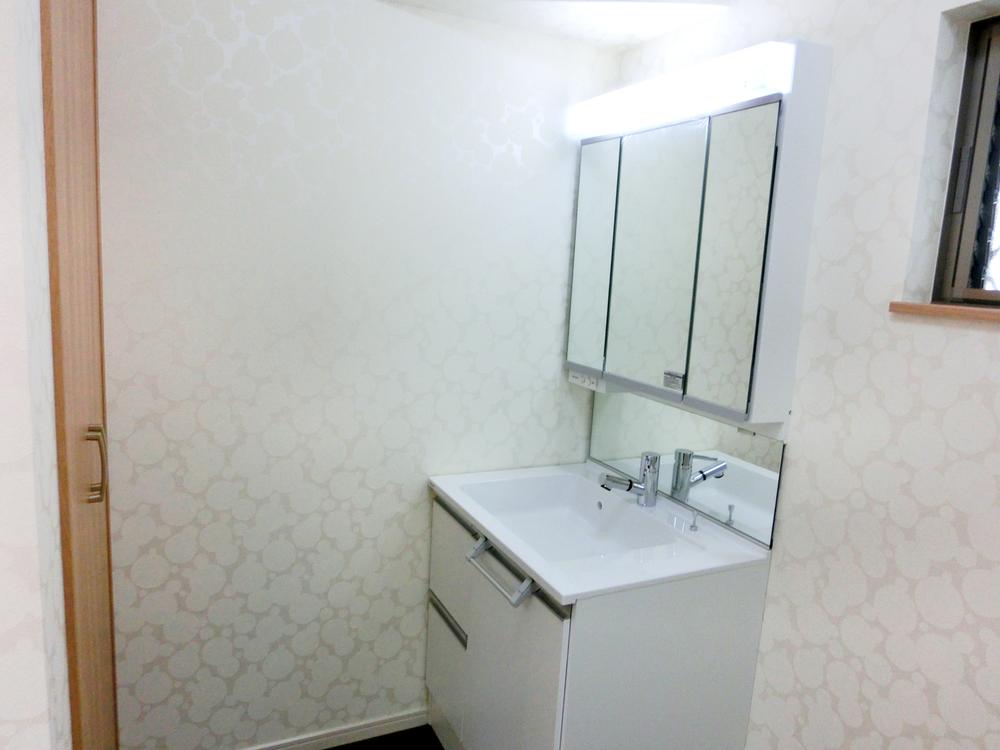 Wash basin, toilet. Three-sided mirror washbasin