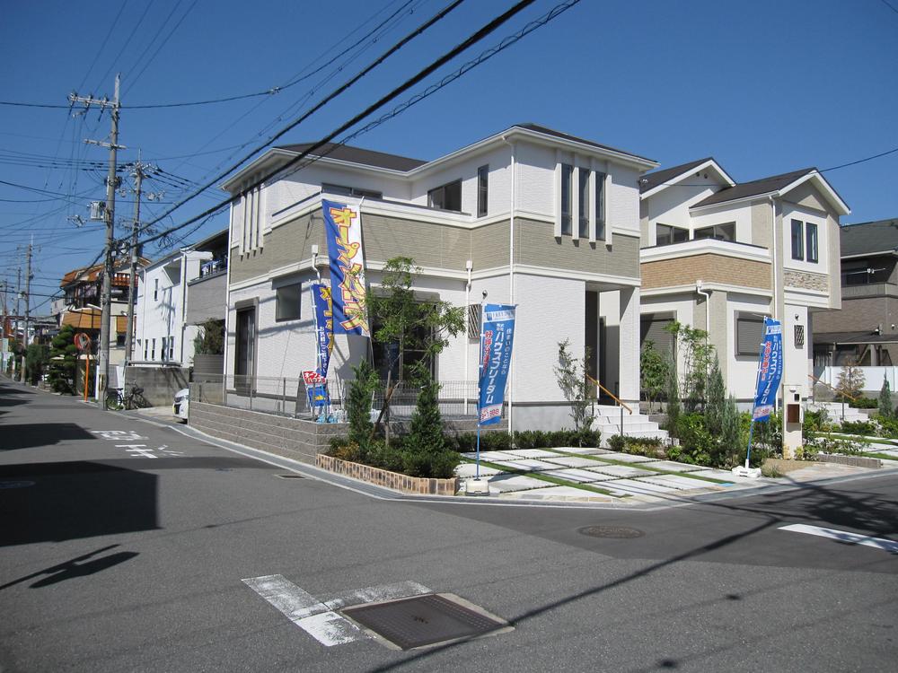 Imposing appearance of the residence in the southeast of the corner lot