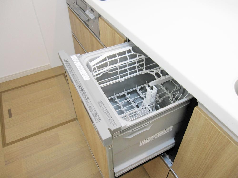 Kitchen. Of course, with a convenient dish washing dryer. Strong is the ally of the cleanup.