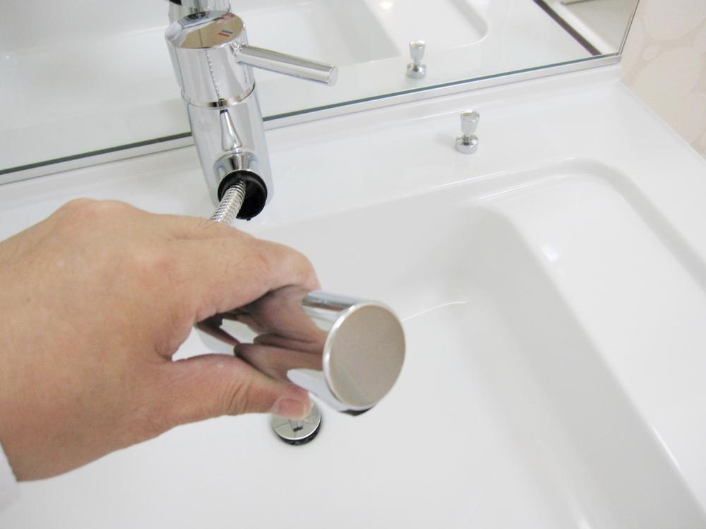 Wash basin, toilet. Also a set of head can be done to speedily even when washbasin shower the morning of busy retractable
