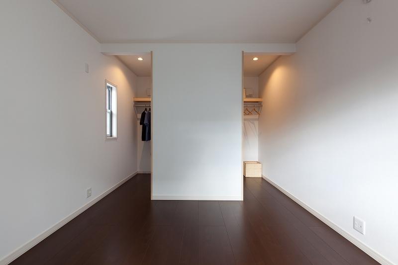 Model house photo. Installed two places a walk-in closet that can distinguish the main bedroom.