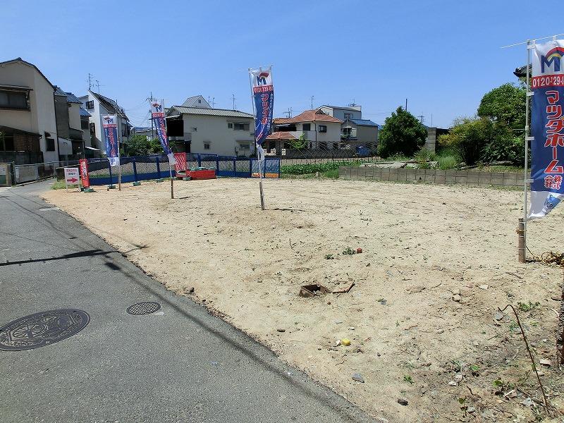 Local photos, including front road. It is safe can have even fewer small children car street.