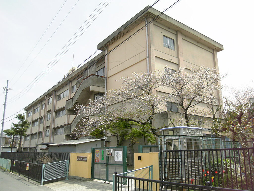 Primary school. 530m until Yao Municipal Nagahata elementary school (elementary school)