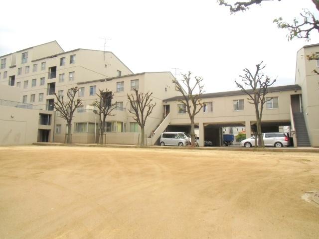 Local appearance photo. The ground is a 5-story apartment
