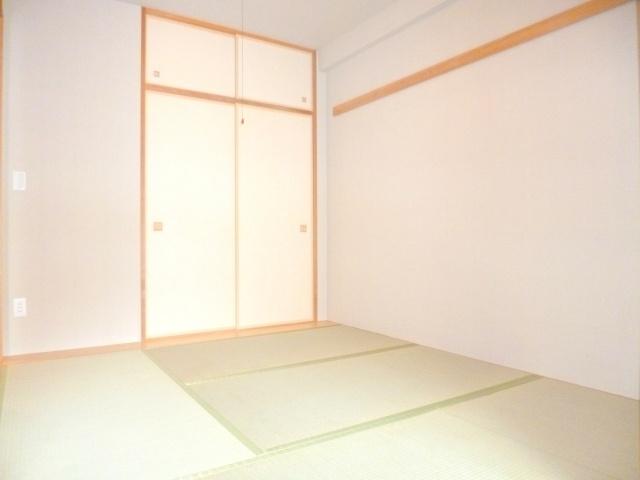 Non-living room. It is calm Japanese-style room
