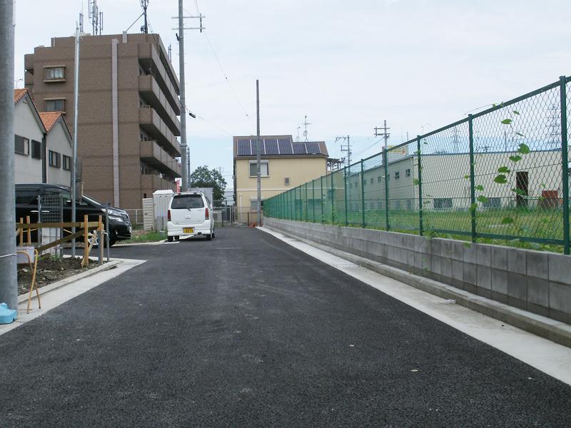 Local photos, including front road. Frontage loose, It is open at the front road about 4.7m.  [Frontal road]