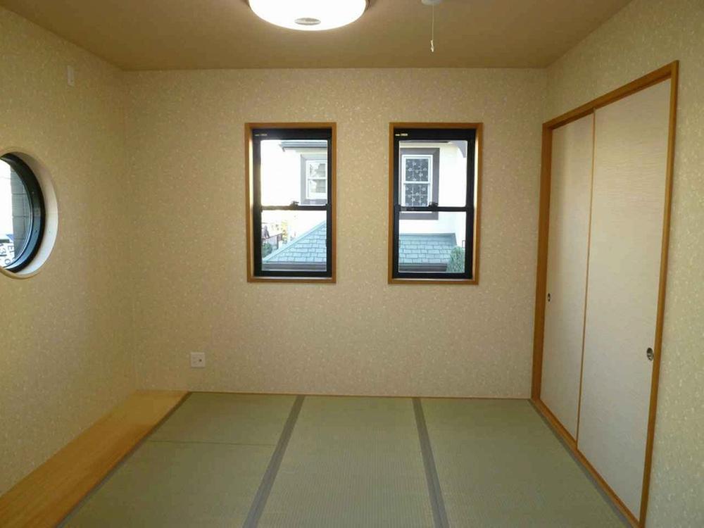 Non-living room. Japanese-style room to insert the sunlight from the fashionable window