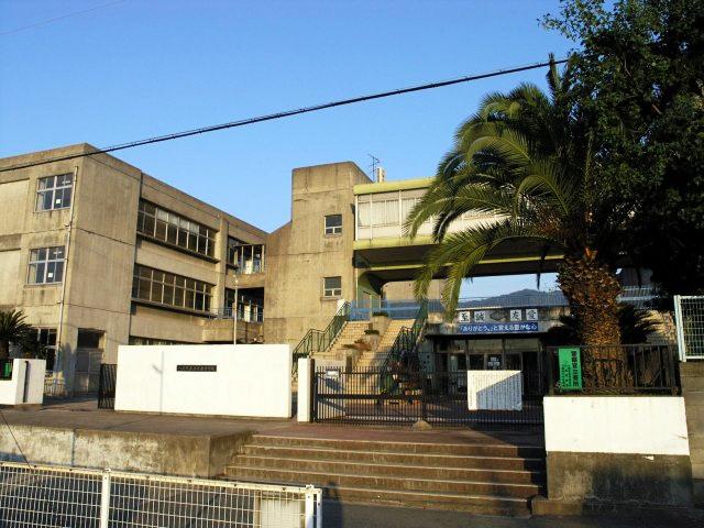 Junior high school. 1211m until Yao Municipal Kaminoshima junior high school