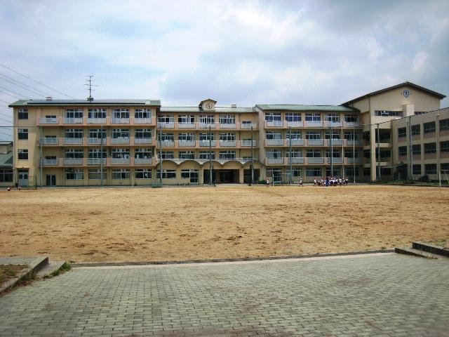 Primary school. 308m until Yao Municipal Kitayamahon Elementary School