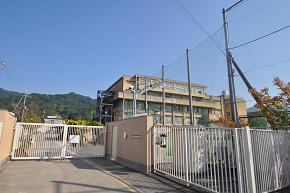 Junior high school. Nawate to the south junior high school (junior high school) 379m