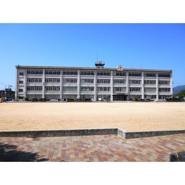 Primary school. 83m until Yao Municipal Kaminoshima Elementary School
