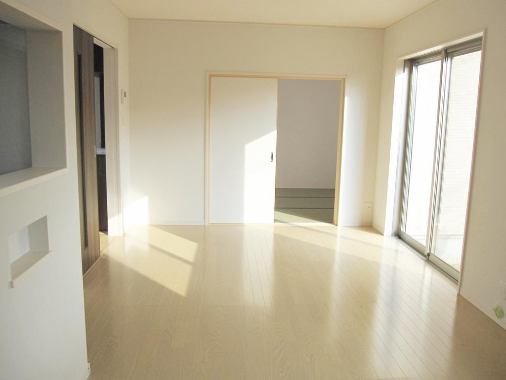 Living. LDK bathed in bright sunlight will spread the field of communication because it connected to the Japanese-style room.