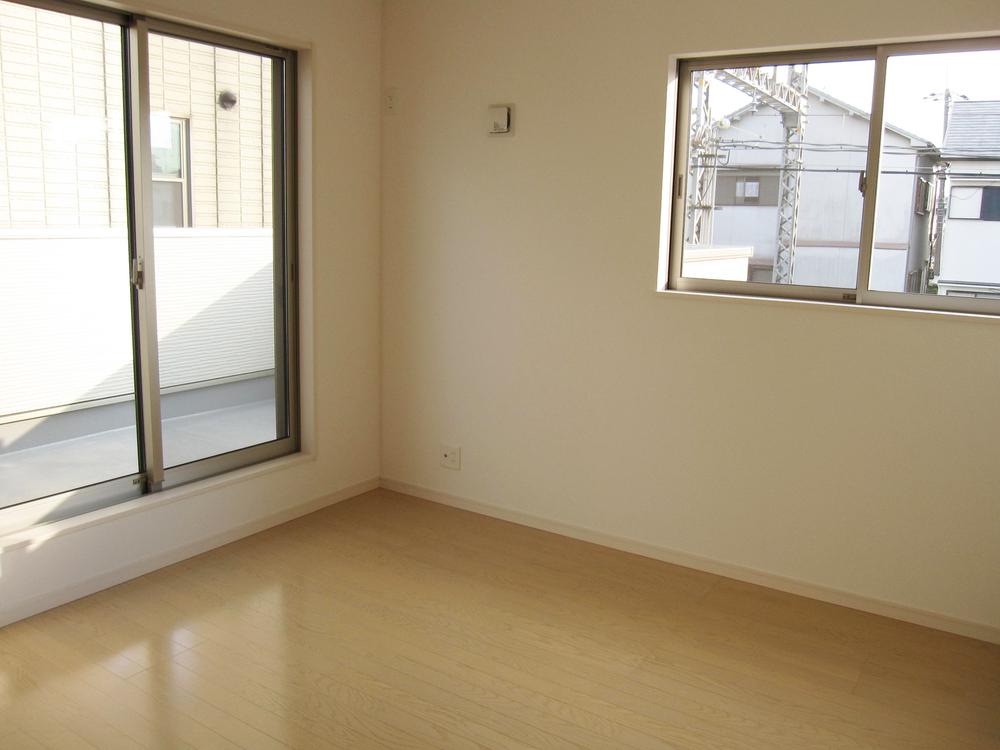 Non-living room. The Western-style rooms facing the balcony insert a lot of sunshine.