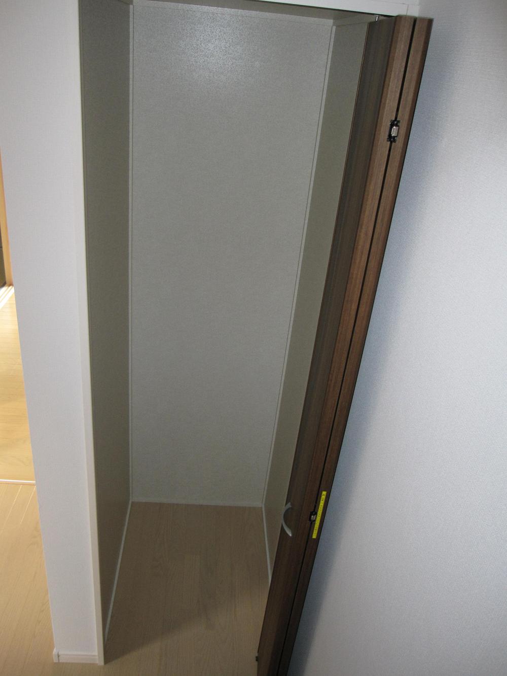 Receipt. You can storage of various size by installing even without a shelf storage in the front door next to.