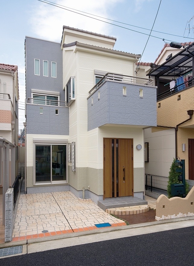 Local appearance photo. Plenty of sunlight shines on the wide balcony of the two locations, It delivers a soft light in the room. Utilizing the shape of the roof, Attic storage also happy (No. 21 point) model house