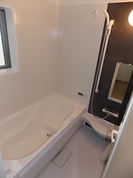 Same specifications photo (bathroom). Spacious bathroom that can be bathing with children