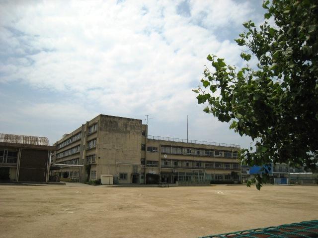 Primary school. 750m until Yao Municipal Nagaike Elementary School