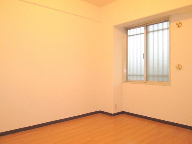 Non-living room. About a 5-quires of Western-style