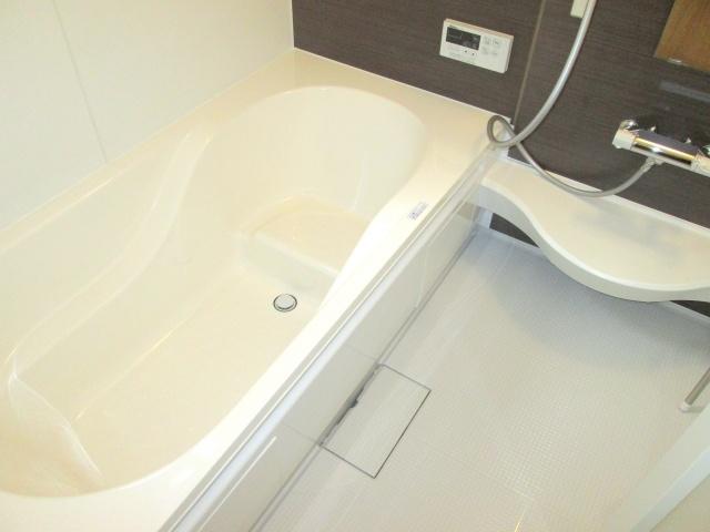 Same specifications photo (bathroom). Spacious bathtub