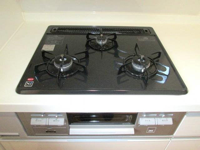 Same specifications photo (kitchen). You can cook at the same time in a three-burner stove