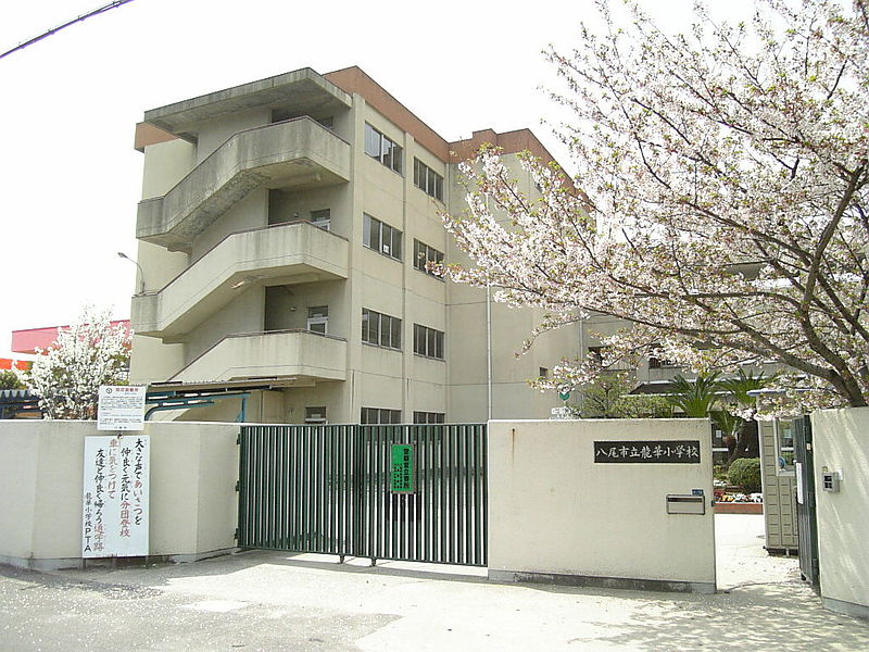 Primary school. Longhua to elementary school (elementary school) 723m