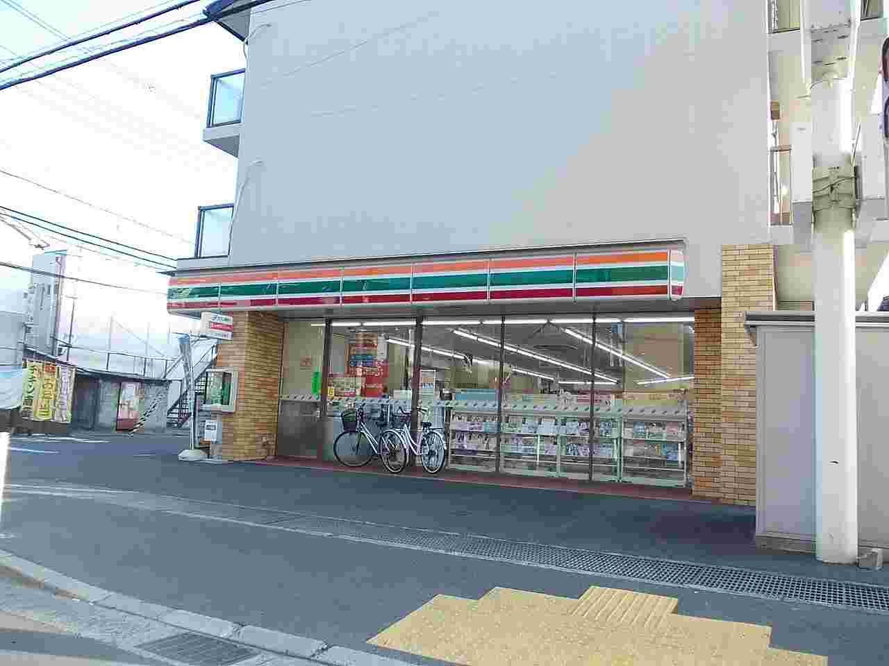 Convenience store. Seven-Eleven like to (convenience store) 350m