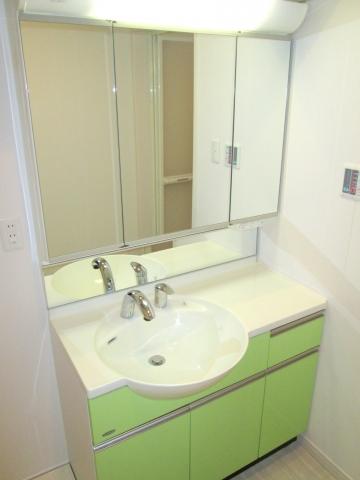 Wash basin, toilet. Three-sided mirror with a wash basin