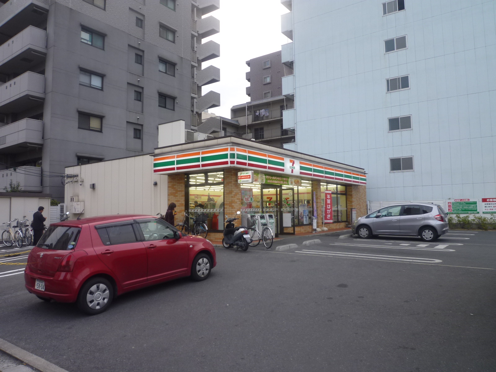 Convenience store. Seven-Eleven Yao light-cho store (convenience store) to 114m