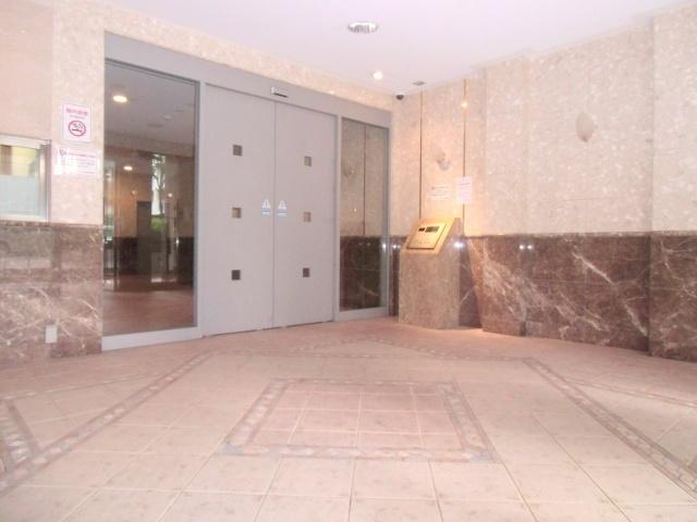Entrance. View is good in the high-rise floor