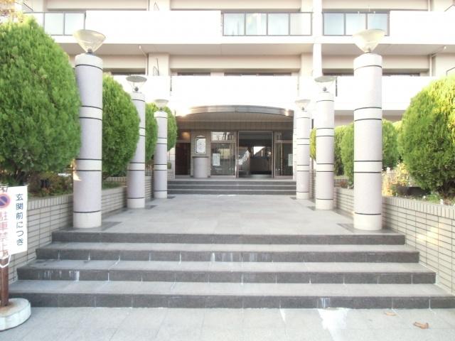 Entrance. Heisei 8 years built apartment