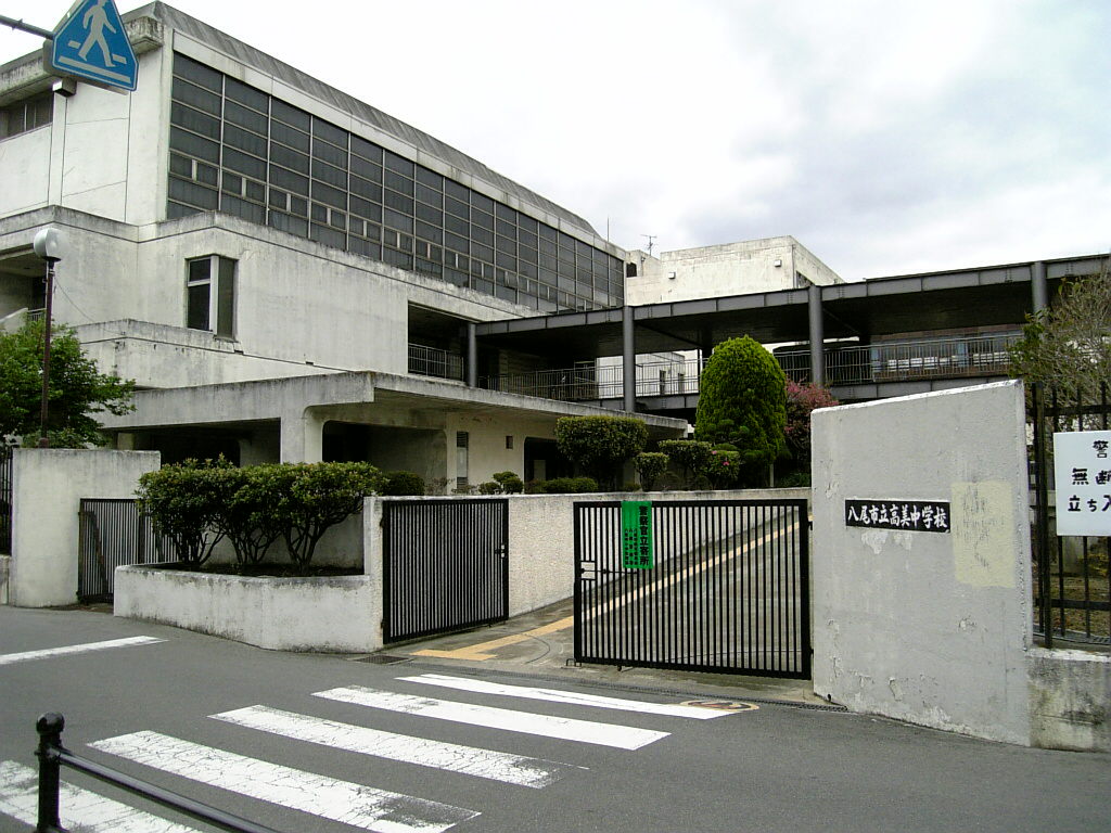 Junior high school. Takamichugakko to (junior high school) 310m