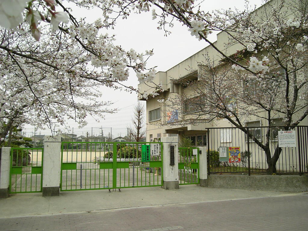 Primary school. 722m until Yao Tateyama this elementary school (elementary school)