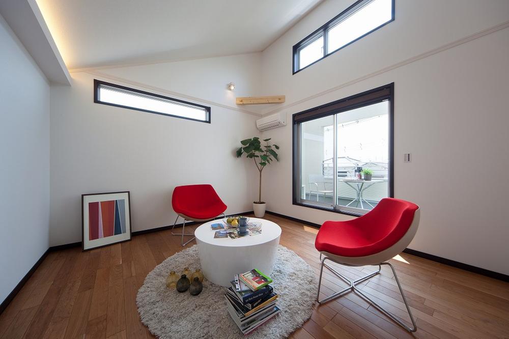 Model house photo. One of the second floor of the Western-style has been adopted as a sub-living. In relaxed space gradient ceiling, You can enjoy with your family as a multipurpose space.