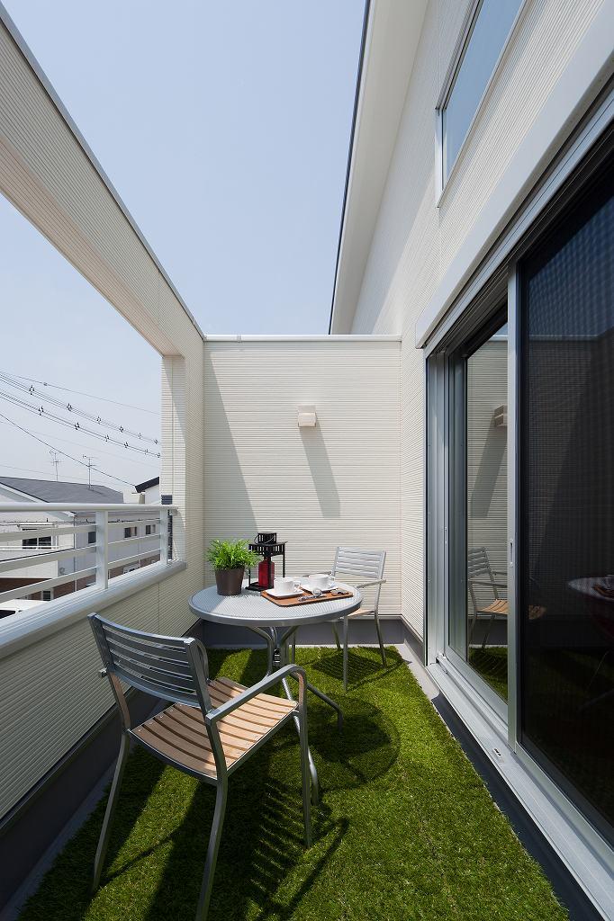 Model house photo. While looking up at the sky, Balcony to spend play Bate time.