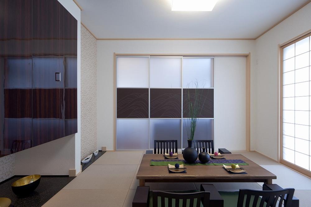 Model house photo. Through the Japanese-style room from the front door as the wind comes off, Place the door and windows to both the entrance side and the living side. Loose 8 quires of Japanese-style room is open space.