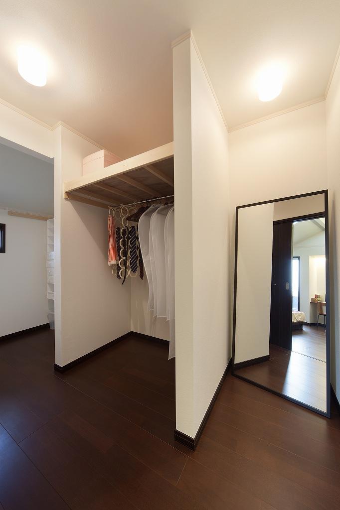Model house photo. The master bedroom has established a large walk-in closet. Clothing fits of large capacity.