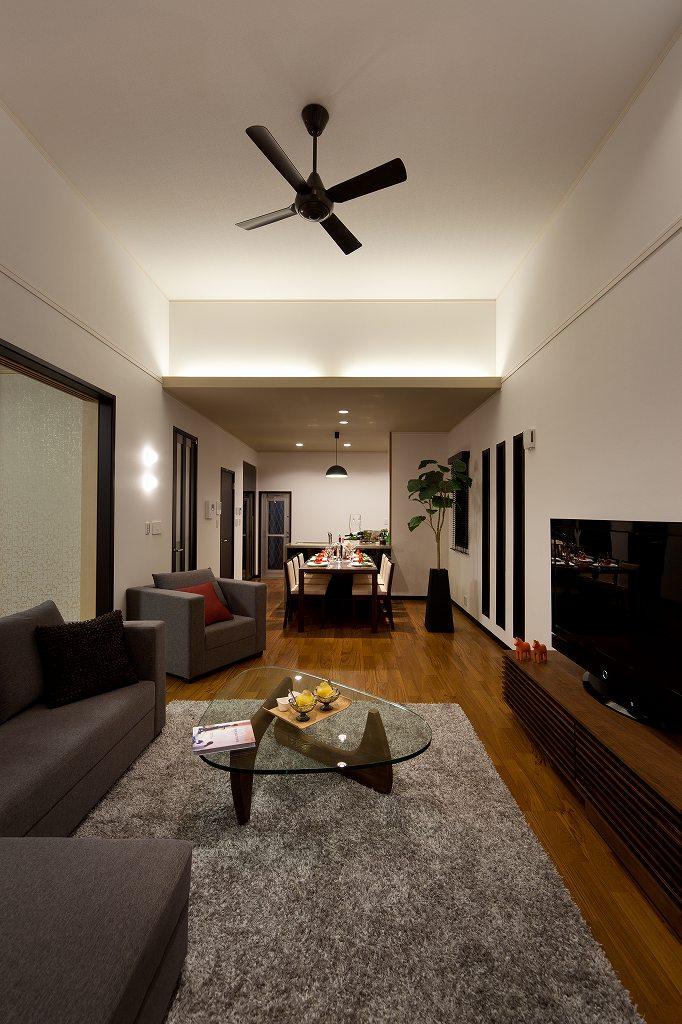 Model house photo. The high ceiling of the living room is the open space a relaxed.