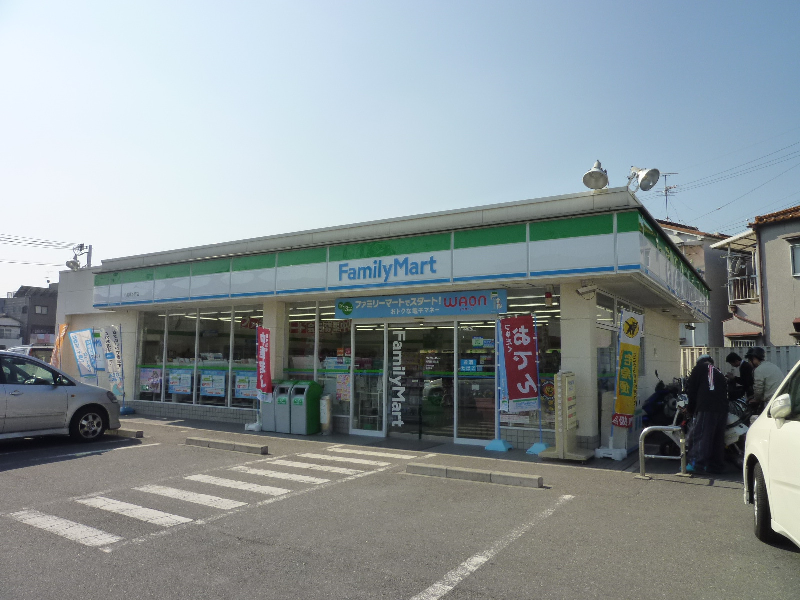 Convenience store. FamilyMart Yao Minamihon the town store (convenience store) to 696m
