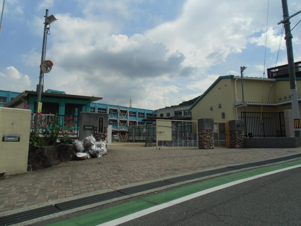 Primary school. 960m until Yao Minami Takayasu's elementary school