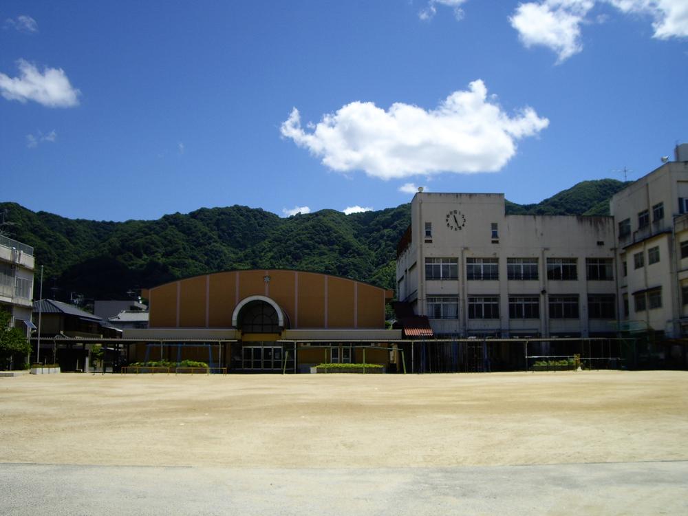 Primary school. 1185m until Yao Tatsunaka Takayasu's elementary school