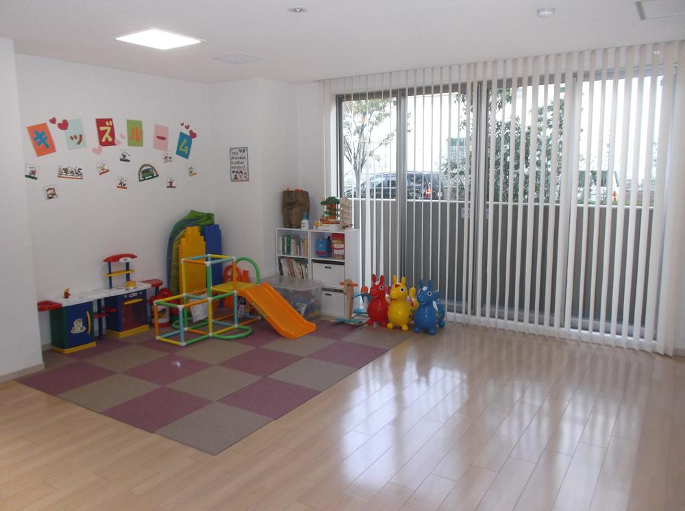 Other common areas. Kids Room. Is that of that crowded with a lot of children on a rainy day.