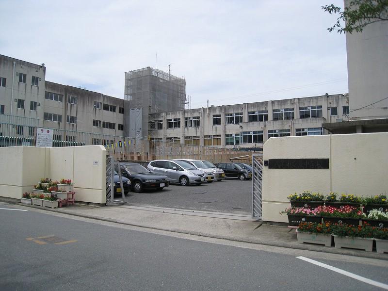 Junior high school. 960m until Yao Tatsuhigashi junior high school