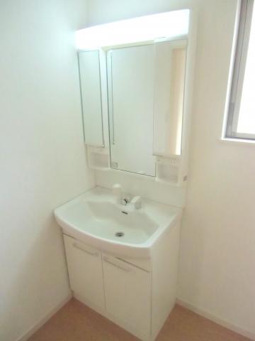 Wash basin, toilet. Convenient three-sided mirror